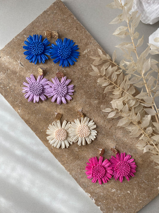 The sweet harmony marque de décoration et accessoires écoresponsables. Boucle d'oreilles Luana - en acier inoxydable, tendances et colorés . disponible en bleu, lila, écru et fuchsia