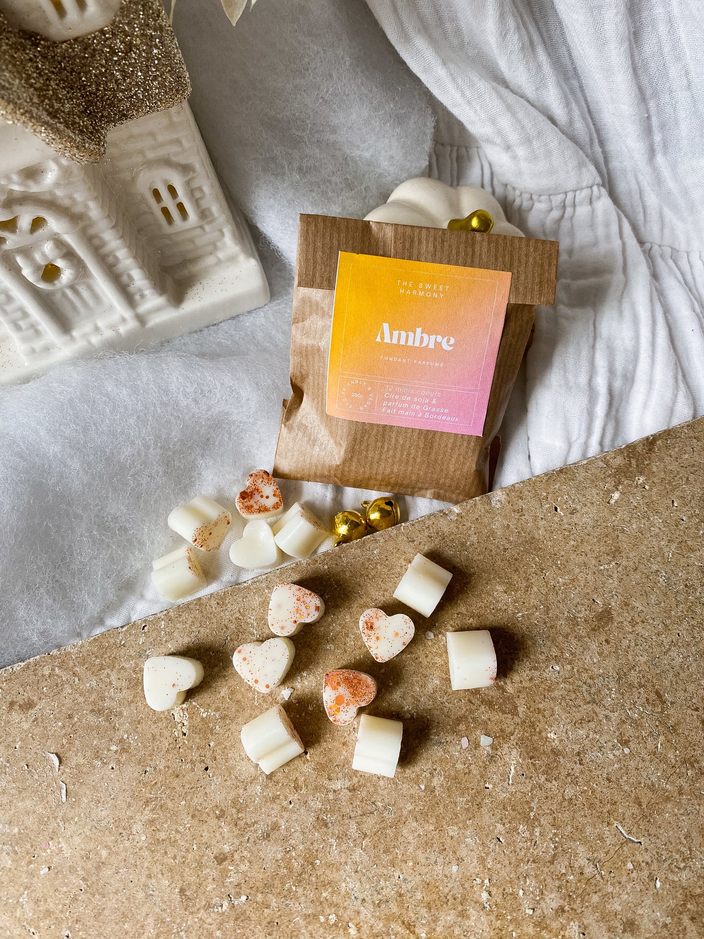Fondants parfumés ambre - en cire végétale de soja, cire vegan, biodégradable et sans danger pour la peau ni les animaux. Réalisé à la main par The sweet harmony, marque de décoration artisanale écoresponsable, éthique et française.