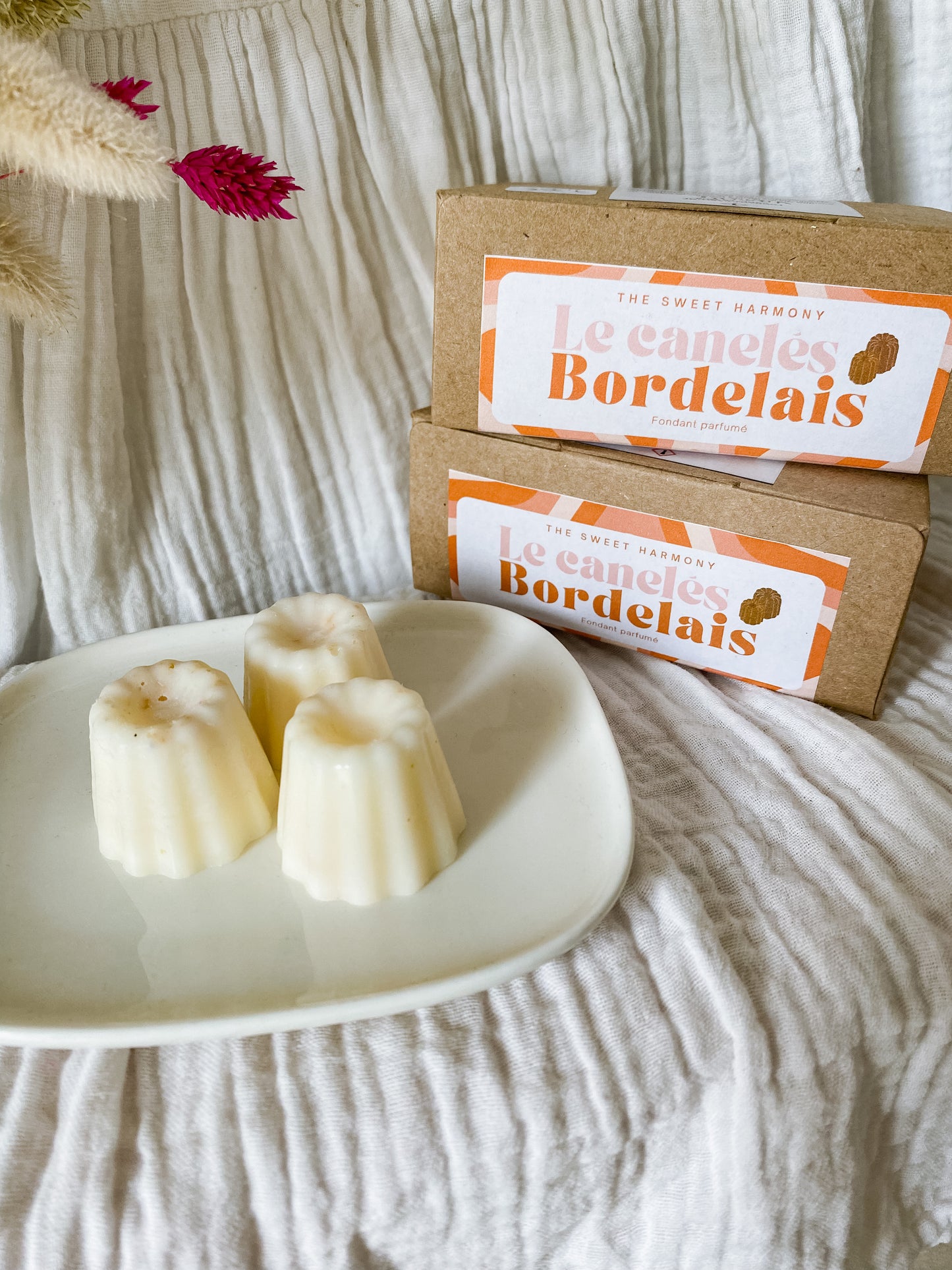 Le canelés Bordelais - fondants parfumés, cire végétale de soja, cire vegan, biodégradable et sans danger pour la peau ni les animaux. Parfums de Grasse. Réalisé à la main par The sweet harmony, marque de décoration artisanale écoresponsable, éthique et française. Made in France Monoï