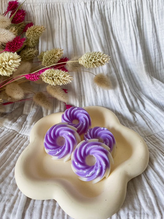 Fondants parfumés cerise noire explosive - en cire végétale de soja, cire vegan, biodégradable et sans danger pour la peau ni les animaux. Réalisé à la main par The sweet harmony, marque de décoration artisanale écoresponsable, éthique et française.