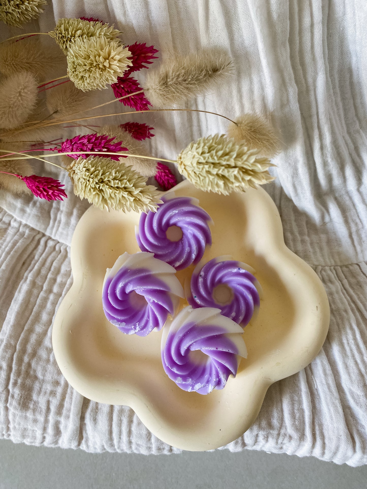Fondants parfumés Cerise noire explosive - en cire végétale de soja, cire vegan, biodégradable et sans danger pour la peau ni les animaux. Réalisé à la main par The sweet harmony, marque de décoration artisanale écoresponsable, éthique et française.