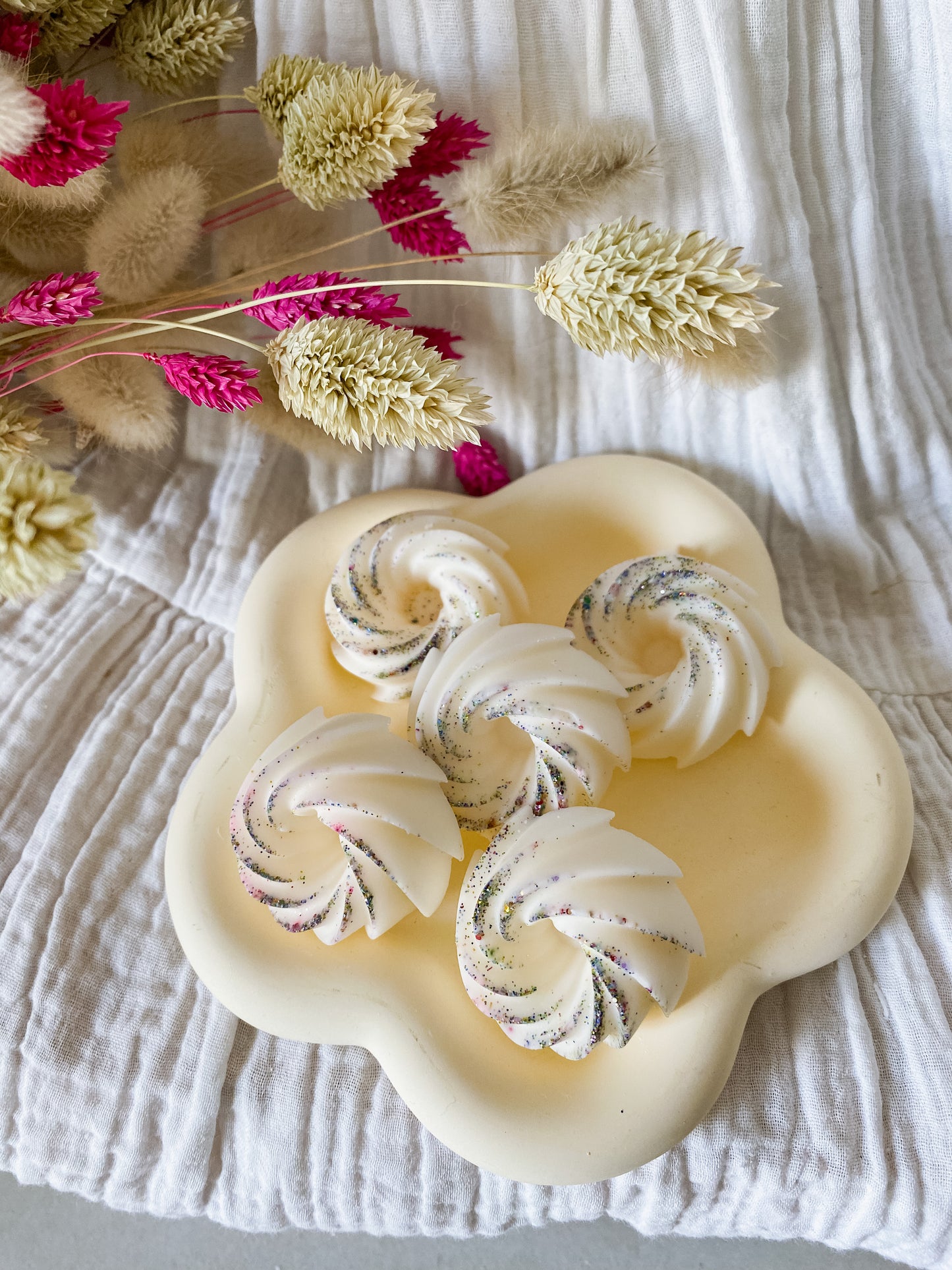 Fondants parfumés Citronnelle Anti-moustiques - en cire végétale de soja, cire vegan, biodégradable et sans danger pour la peau ni les animaux. Réalisé à la main par The sweet harmony, marque de décoration artisanale écoresponsable, éthique et française.