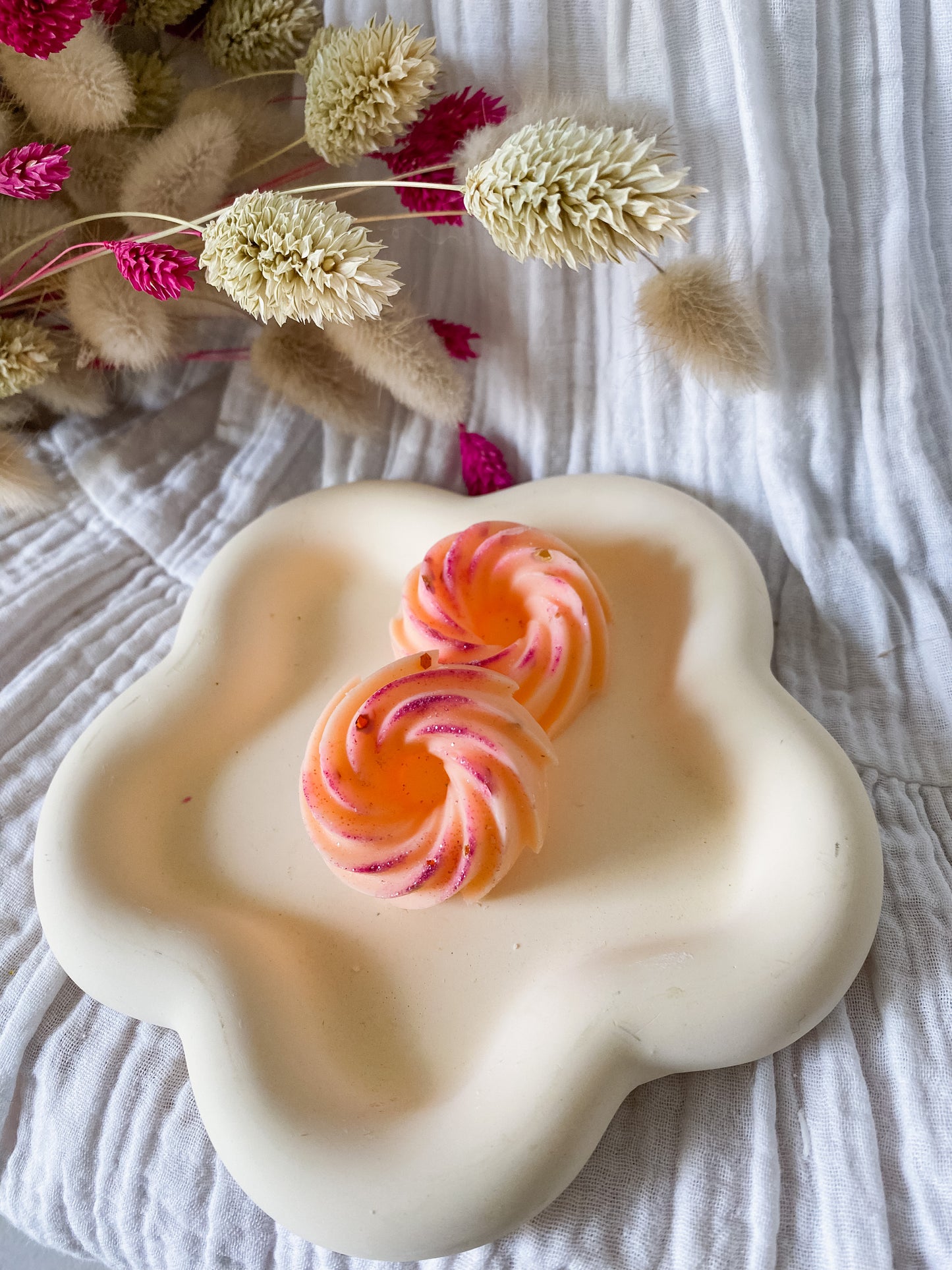 Fondants parfumés Fleur d'oranger - en cire végétale de soja, cire vegan, biodégradable et sans danger pour la peau ni les animaux. Réalisé à la main par The sweet harmony, marque de décoration artisanale écoresponsable, éthique et française.