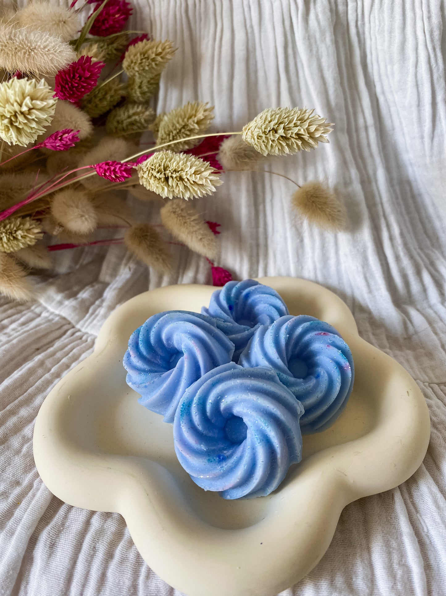 Fondants parfumés Fleurs de coton - en cire végétale de soja, cire vegan, biodégradable et sans danger pour la peau ni les animaux. Réalisé à la main par The sweet harmony, marque de décoration artisanale écoresponsable, éthique et française.