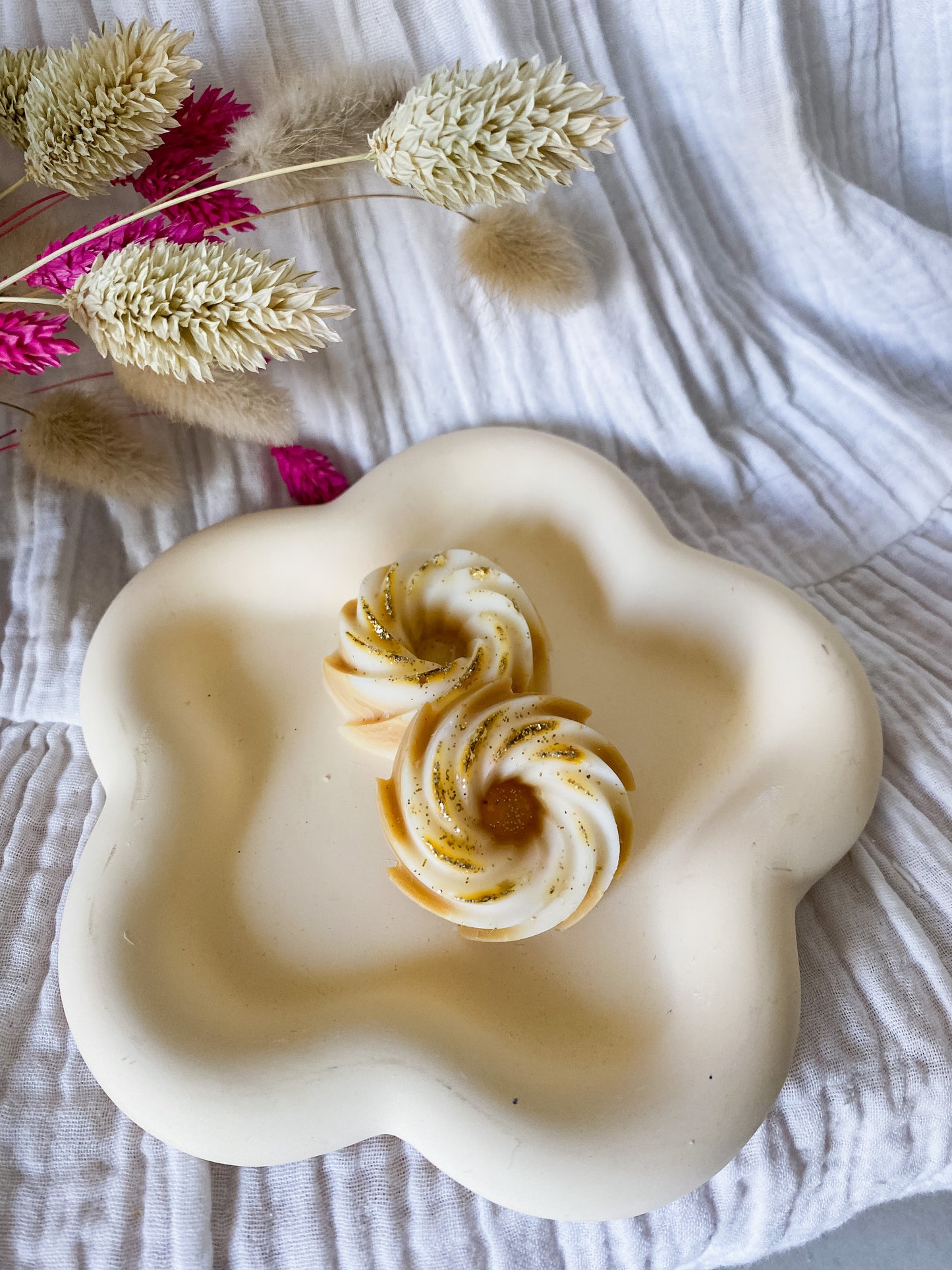 Fondants parfumés Monoï - en cire végétale de soja, cire vegan, biodégradable et sans danger pour la peau ni les animaux. Réalisé à la main par The sweet harmony, marque de décoration artisanale écoresponsable, éthique et française.