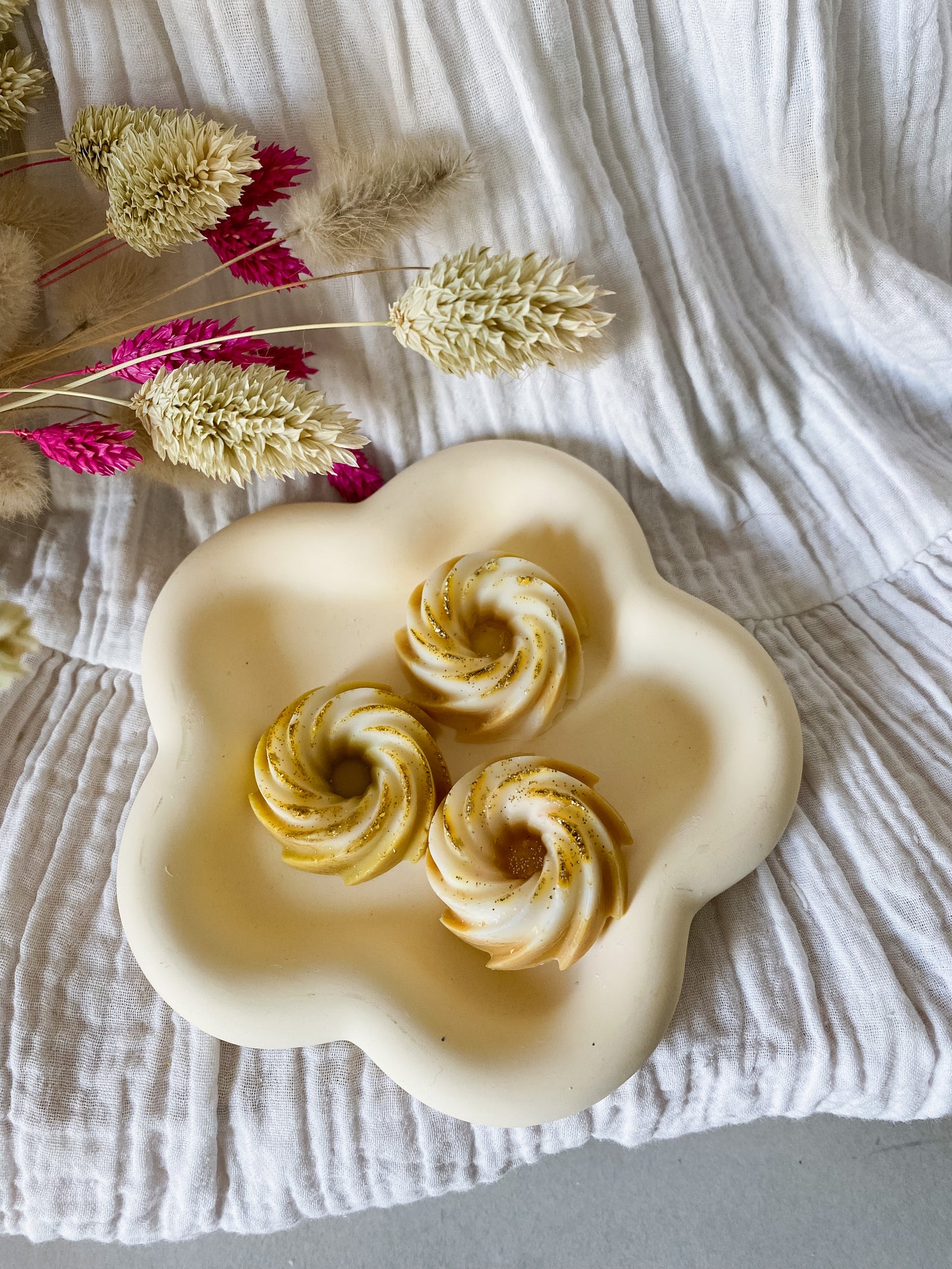 Fondants parfumés Monoi - en cire végétale de soja, cire vegan, biodégradable et sans danger pour la peau ni les animaux. Réalisé à la main par The sweet harmony, marque de décoration artisanale écoresponsable, éthique et française.