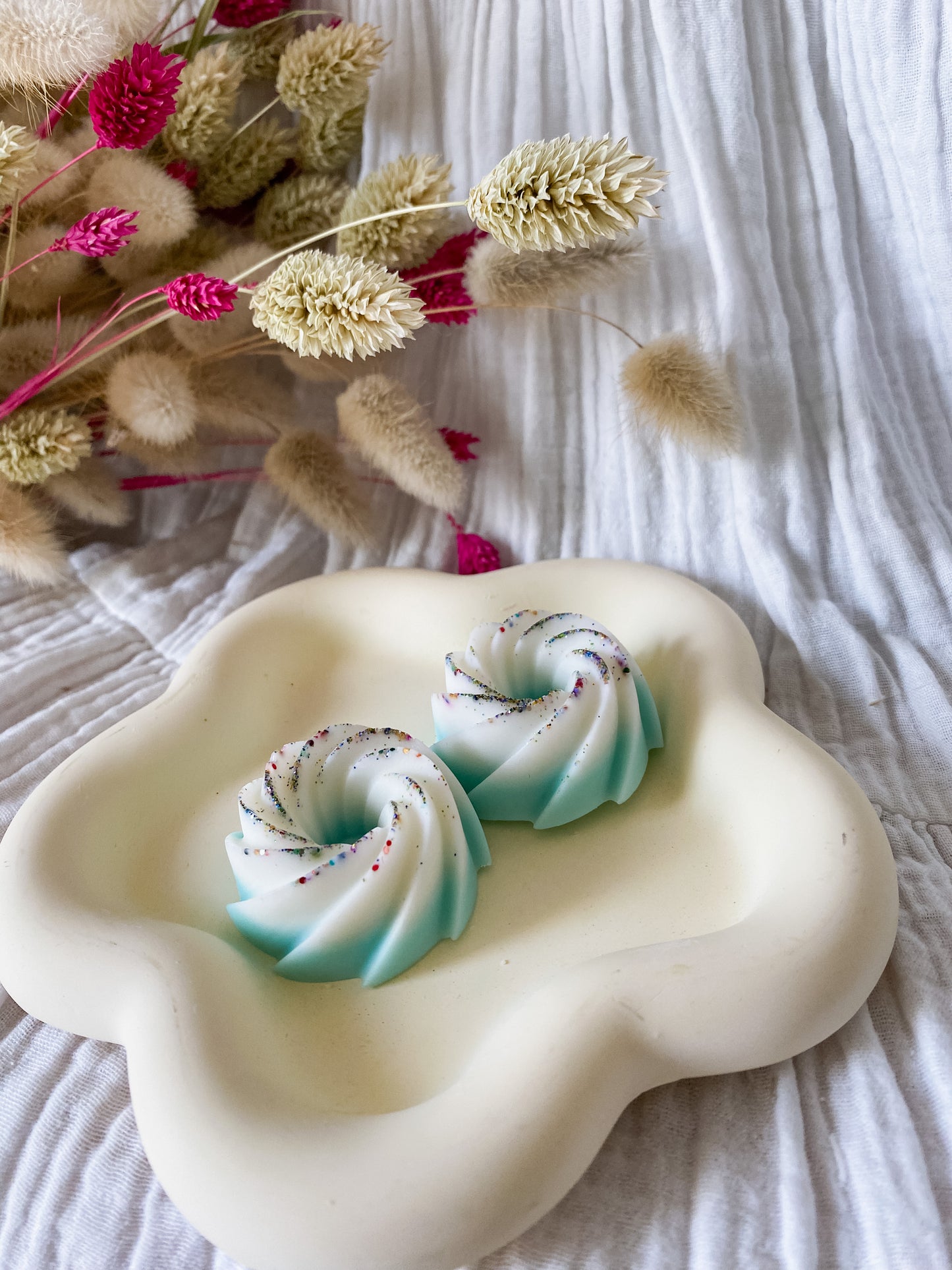 Fondants parfumés Poudre de riz - en cire végétale de soja, cire vegan, biodégradable et sans danger pour la peau ni les animaux. Réalisé à la main par The sweet harmony, marque de décoration artisanale écoresponsable, éthique et française.