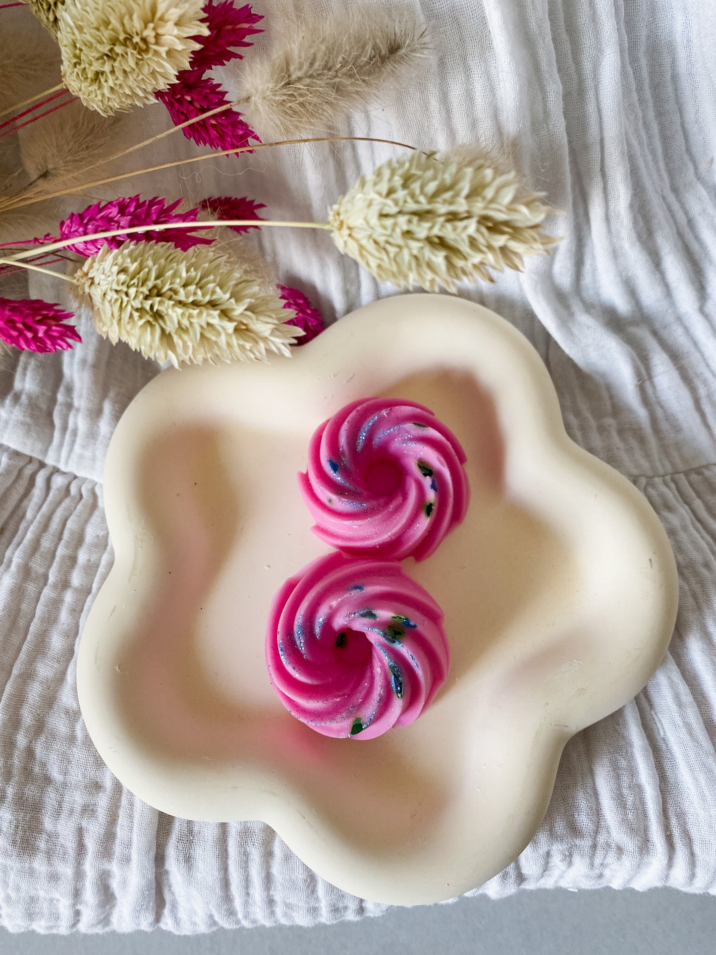 Fondants parfumés Rose - en cire végétale de soja, cire vegan, biodégradable et sans danger pour la peau ni les animaux. Réalisé à la main par The sweet harmony, marque de décoration artisanale écoresponsable, éthique et française.