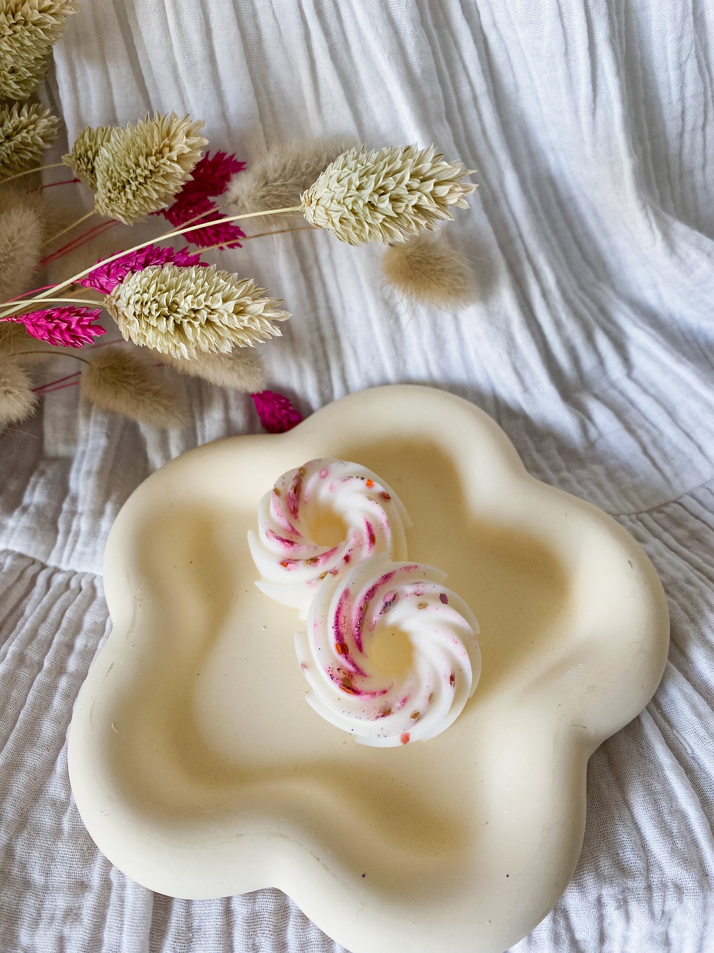 Fondants parfumés Vanille - en cire végétale de soja, cire vegan, biodégradable et sans danger pour la peau ni les animaux. Réalisé à la main par The sweet harmony, marque de décoration artisanale écoresponsable, éthique et française.