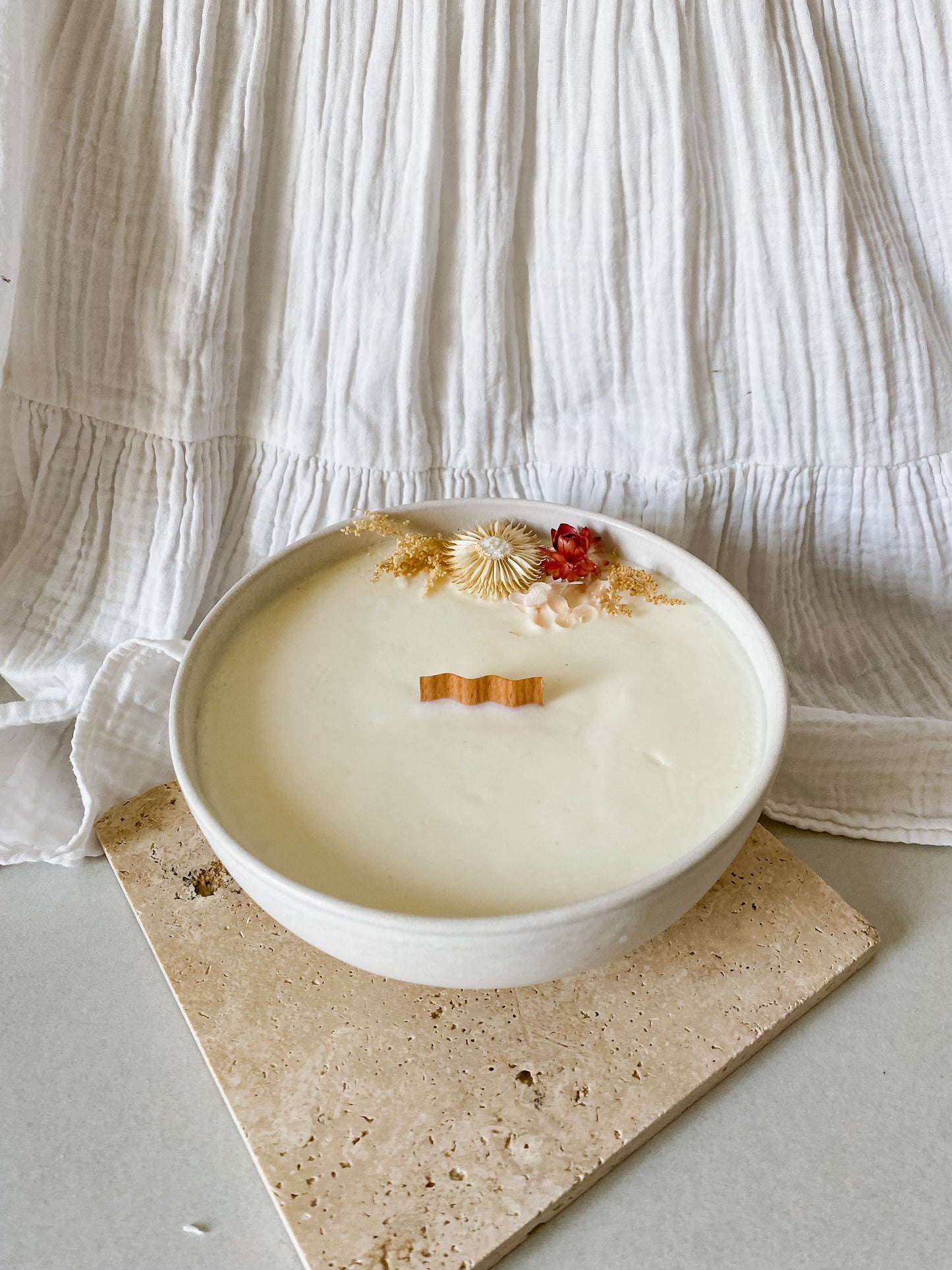 Bougie en contenant bol XXL blanc - décoré de fleurs séchées, mèche en bois, cire végétale de soja, cire vegan, biodégradable et sans danger pour la peau ni les animaux. Réalisé à la main par The sweet harmony, marque de décoration artisanale écoresponsable, éthique et française.