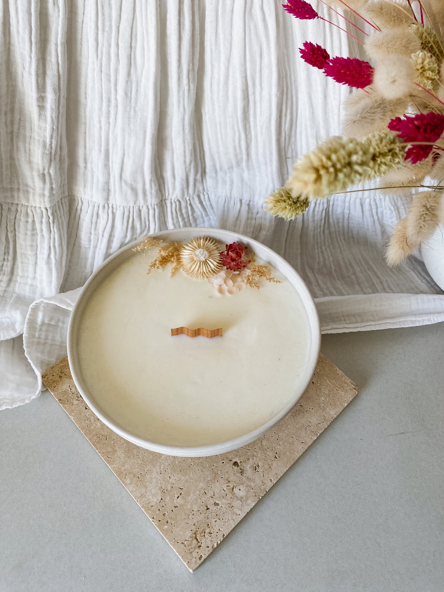 Bougie en contenant bol XXL blanc - décoré de fleurs séchées, mèche en bois, cire végétale de soja, cire vegan, biodégradable et sans danger pour la peau ni les animaux. Réalisé à la main par The sweet harmony, marque de décoration artisanale écoresponsable, éthique et française.