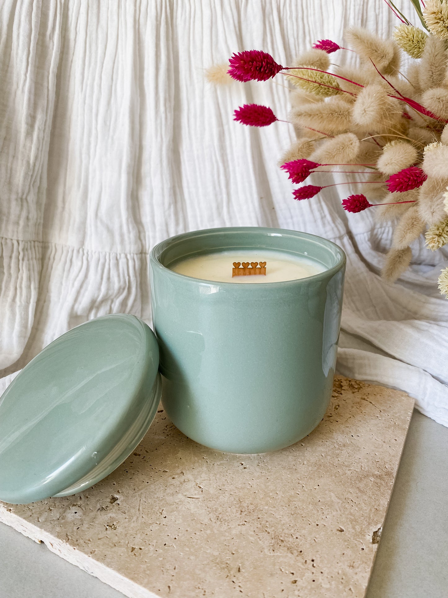 Bougie en contenant bol vert avec son couvercle - mèche en bois gravée en petits coeurs , cire végétale de soja, cire vegan, biodégradable et sans danger pour la peau ni les animaux. Réalisé à la main par The sweet harmony, marque de décoration artisanale écoresponsable, éthique et française.