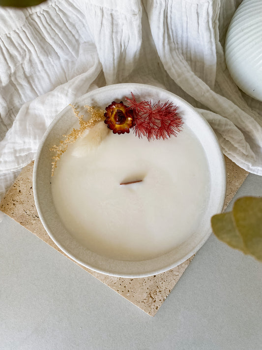 Bougie en contenant bol blanc irisé- décoré de fleurs séchées, mèche en bois, cire végétale de soja, cire vegan, biodégradable et sans danger pour la peau ni les animaux. Réalisé à la main par The sweet harmony, marque de décoration artisanale écoresponsable, éthique et française.