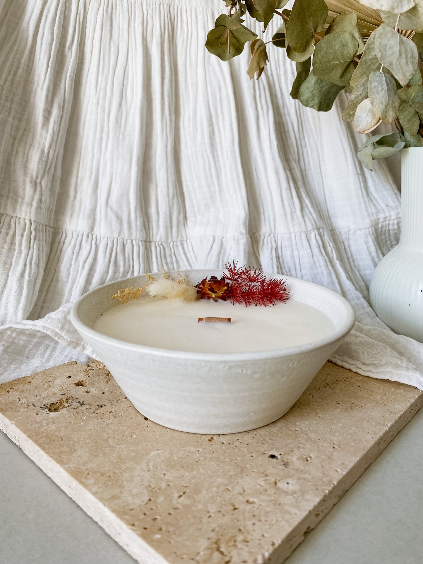 Bougie en contenant bol blanc irisé- décoré de fleurs séchées, mèche en bois, cire végétale de soja, cire vegan, biodégradable et sans danger pour la peau ni les animaux. Réalisé à la main par The sweet harmony, marque de décoration artisanale écoresponsable, éthique et française.