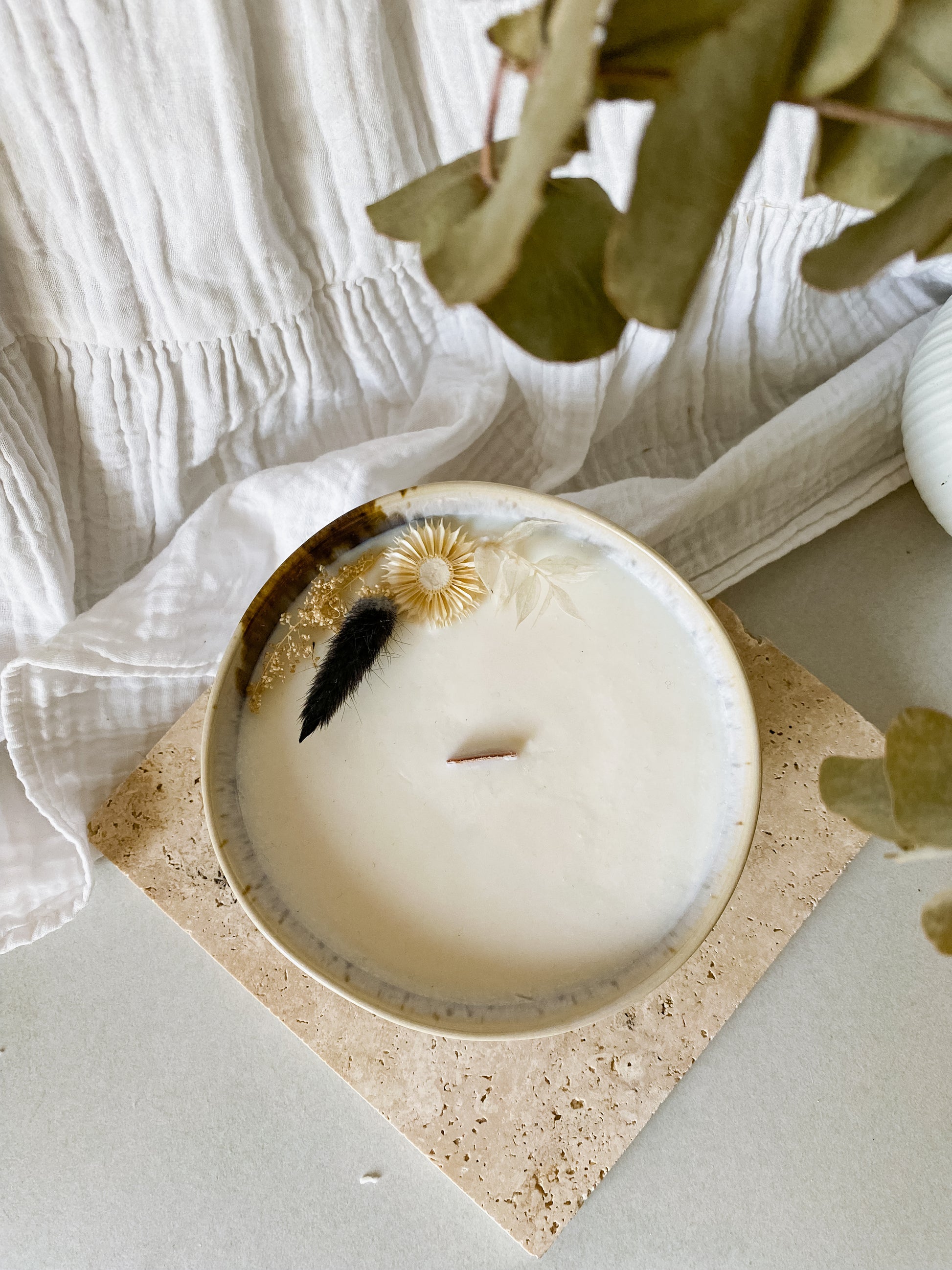 Bougie en contenant bol bleu tie and due - décoré de fleurs séchées, mèche en bois, cire végétale de soja, cire vegan, biodégradable et sans danger pour la peau ni les animaux. Réalisé à la main par The sweet harmony, marque de décoration artisanale écoresponsable, éthique et française.