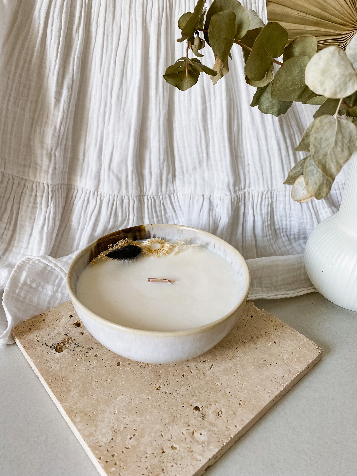 Bougie en contenant bol bleu tie and due - décoré de fleurs séchées, mèche en bois, cire végétale de soja, cire vegan, biodégradable et sans danger pour la peau ni les animaux. Réalisé à la main par The sweet harmony, marque de décoration artisanale écoresponsable, éthique et française.