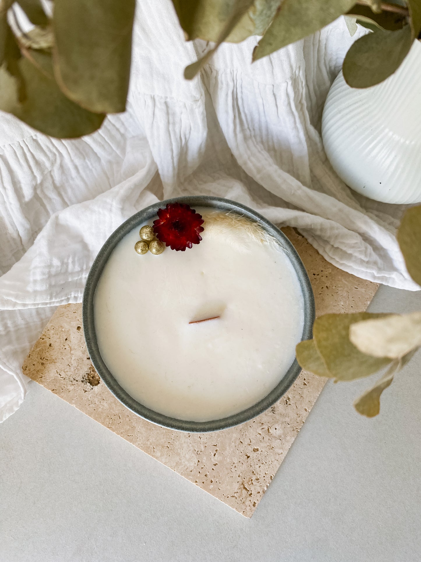 Bougie en contenant bol kaki grisé - décoré de fleurs séchées, mèche en bois, cire végétale de soja, cire vegan, biodégradable et sans danger pour la peau ni les animaux. Réalisé à la main par The sweet harmony, marque de décoration artisanale écoresponsable, éthique et française.