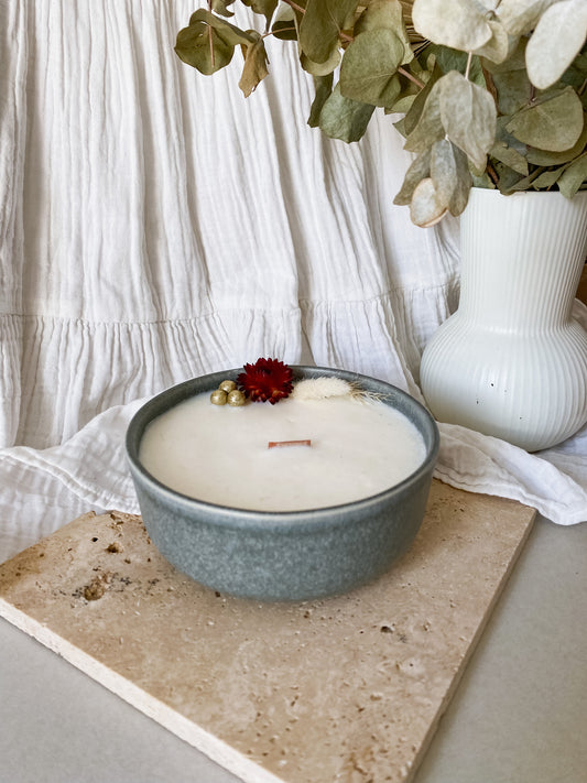 Bougie en contenant bol kaki grisé - décoré de fleurs séchées, mèche en bois, cire végétale de soja, cire vegan, biodégradable et sans danger pour la peau ni les animaux. Réalisé à la main par The sweet harmony, marque de décoration artisanale écoresponsable, éthique et française.