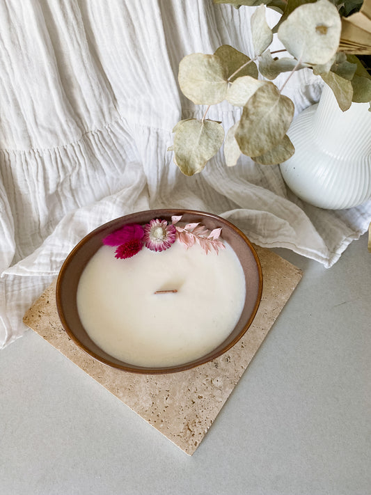Bougie en contenant bol marron - décoré de fleurs séchées, mèche en bois, cire végétale de soja, cire vegan, biodégradable et sans danger pour la peau ni les animaux. Réalisé à la main par The sweet harmony, marque de décoration artisanale écoresponsable, éthique et française.
