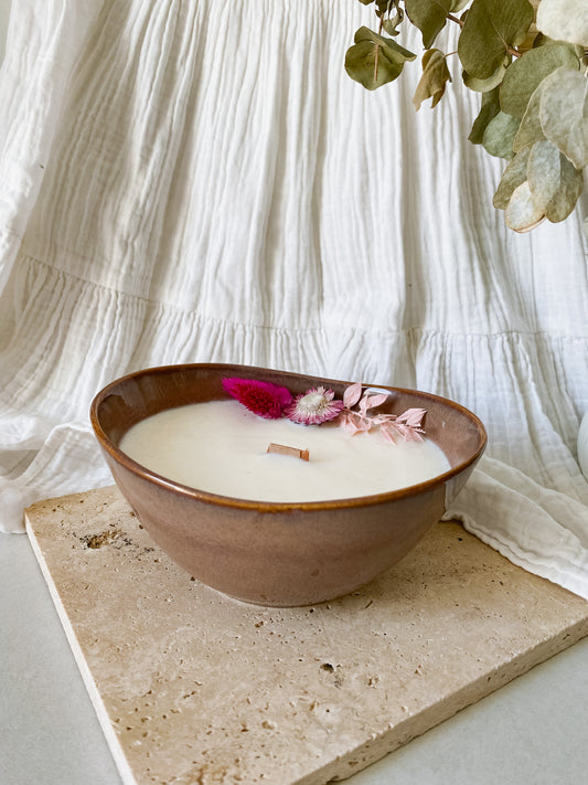 Bougie en contenant bol marron - décoré de fleurs séchées, mèche en bois, cire végétale de soja, cire vegan, biodégradable et sans danger pour la peau ni les animaux. Réalisé à la main par The sweet harmony, marque de décoration artisanale écoresponsable, éthique et française.