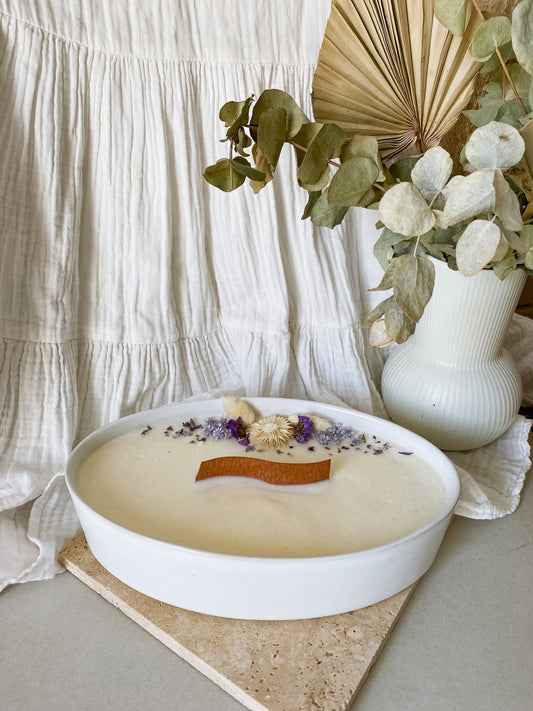 Bougie en contenant bol blanc ovale - décoré de fleurs séchées, mèche en bois en vague, cire végétale de soja, cire vegan, biodégradable et sans danger pour la peau ni les animaux. Réalisé à la main par The sweet harmony, marque de décoration artisanale écoresponsable, éthique et française.