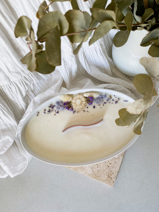 Bougie en contenant bol blanc ovale - décoré de fleurs séchées, mèche en bois en vague, cire végétale de soja, cire vegan, biodégradable et sans danger pour la peau ni les animaux. Réalisé à la main par The sweet harmony, marque de décoration artisanale écoresponsable, éthique et française.