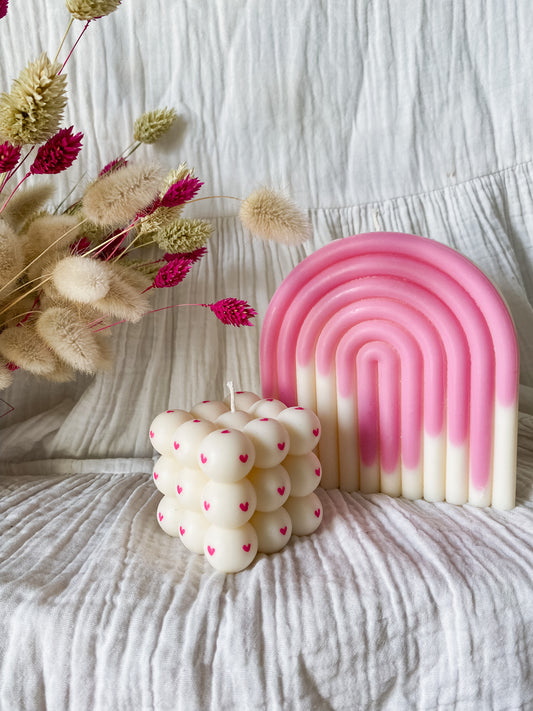 Bougie bulles avec des coeurs rose peints à la main - mèche en coton recyclé, cire végétale de soja, cire vegan, biodégradable et sans danger pour la peau ni les animaux. Réalisé à la main par The sweet harmony, marque de décoration artisanale écoresponsable, éthique et française.