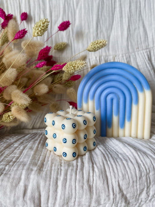 Bougie bulles avec des yeux grec peints à la main - mèche en coton recyclé, cire végétale de soja, cire vegan, biodégradable et sans danger pour la peau ni les animaux. Réalisé à la main par The sweet harmony, marque de décoration artisanale écoresponsable, éthique et française.