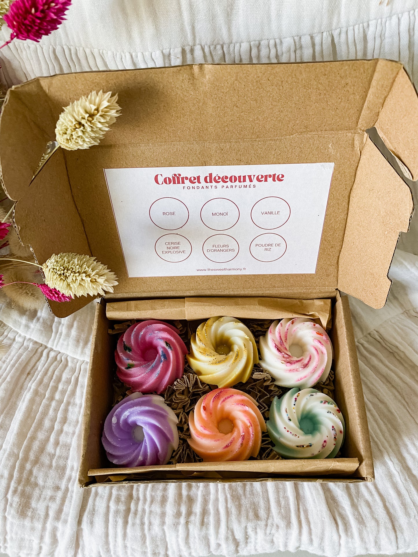 Coffret fondants parfumés florales - cire végétale de soja, cire vegan, biodégradable et sans danger pour la peau ni les animaux. Parfums de Grasse. Réalisé à la main par The sweet harmony, marque de décoration artisanale écoresponsable, éthique et française. Fabriqué en France