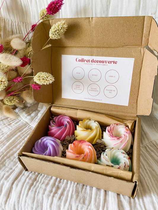 Coffret fondants parfumés florales - cire végétale de soja, cire vegan, biodégradable et sans danger pour la peau ni les animaux. Parfums de Grasse. Réalisé à la main par The sweet harmony, marque de décoration artisanale écoresponsable, éthique et française. Fait en France