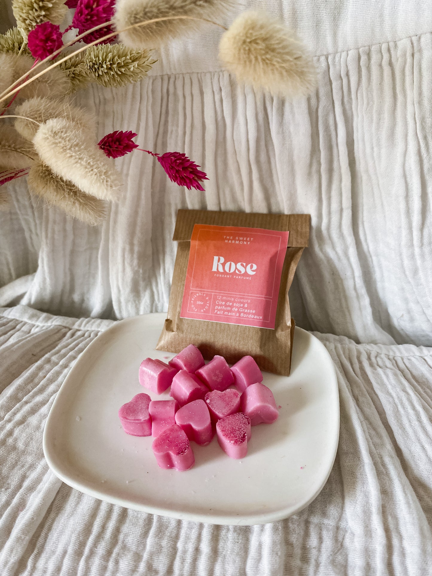 Fondants parfumés Rose - en cire végétale de soja, cire vegan, biodégradable et sans danger pour la peau ni les animaux. Réalisé à la main par The sweet harmony, marque de décoration artisanale écoresponsable, éthique et française. 