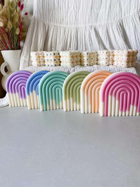 Bougie moulée en arc-en-ciel bicolore, elle est idéale pour décorer votre intérieur et rajoutée une touche de couleur.