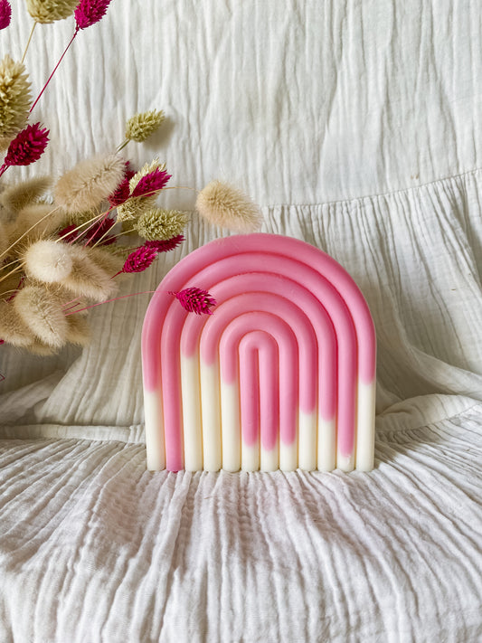 Bougie moulée en arc-en-ciel bicolore, elle est idéale pour décorer votre intérieur et rajoutée une touche de couleur. couleur rose