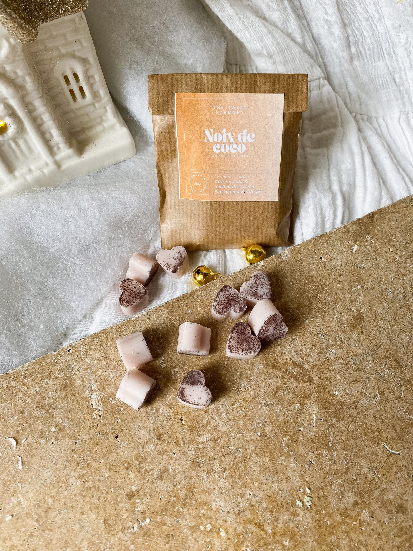 Fondants parfumés Noix de coco - en cire végétale de soja, cire vegan, biodégradable et sans danger pour la peau ni les animaux. Réalisé à la main par The sweet harmony, marque de décoration artisanale écoresponsable, éthique et française. 