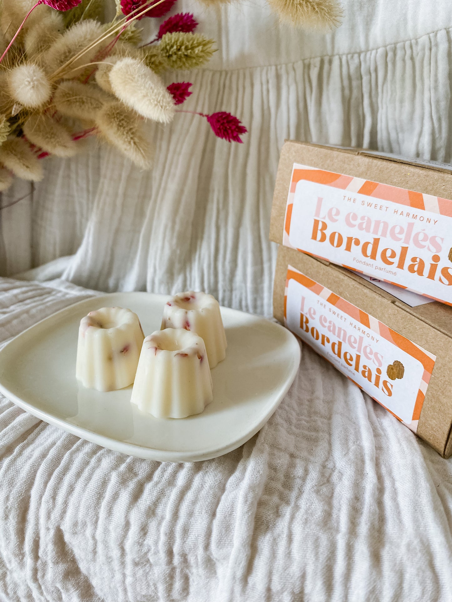 Le canelés Bordelais - fondants parfumés,  cire végétale de soja, cire vegan, biodégradable et sans danger pour la peau ni les animaux. Parfums de Grasse. Réalisé à la main par The sweet harmony, marque de décoration artisanale écoresponsable, éthique et française.  Made in France  Rose