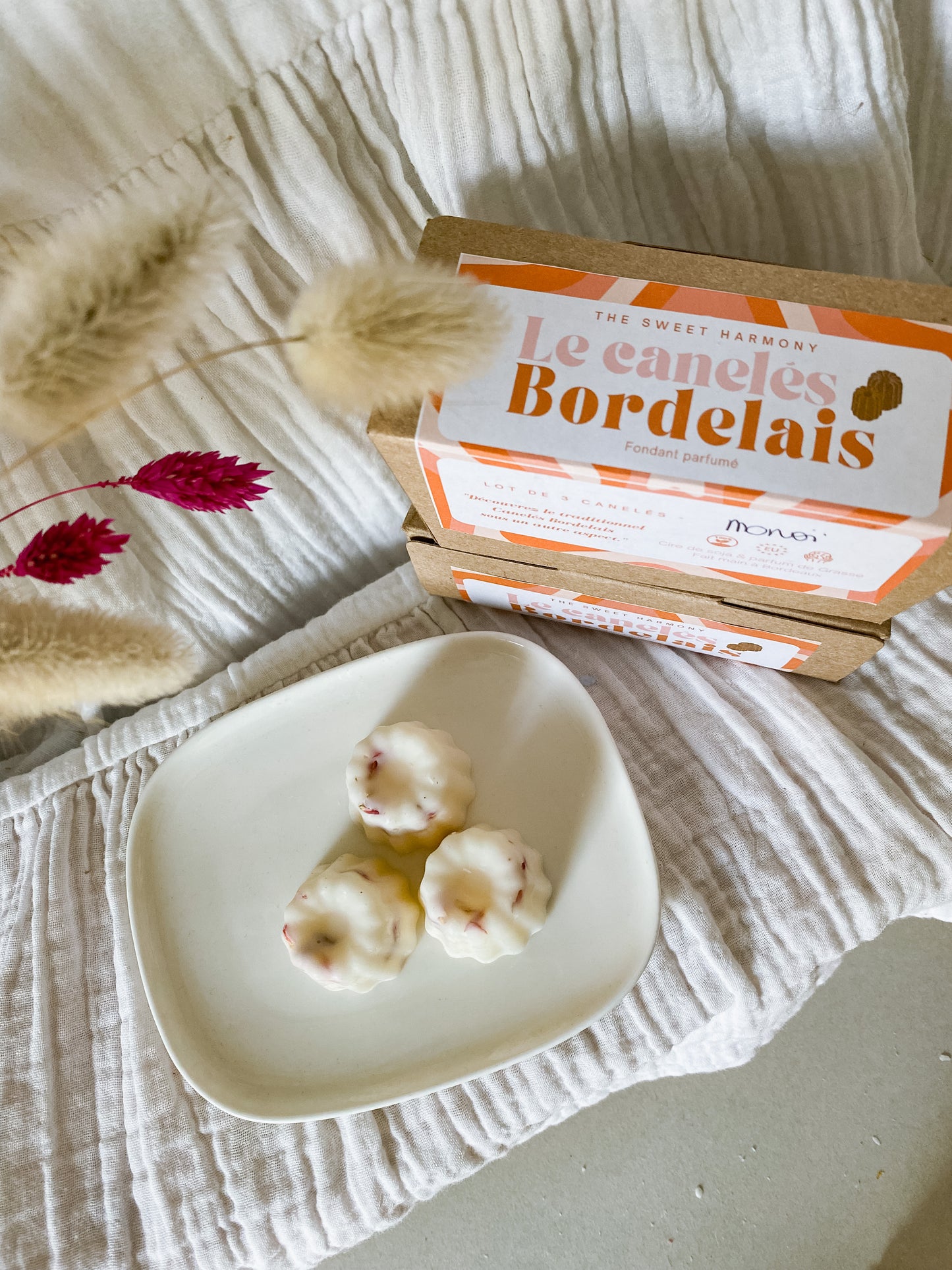 Le canelés Bordelais - fondants parfumés,  cire végétale de soja, cire vegan, biodégradable et sans danger pour la peau ni les animaux. Parfums de Grasse. Réalisé à la main par The sweet harmony, marque de décoration artisanale écoresponsable, éthique et française.  Made in France 