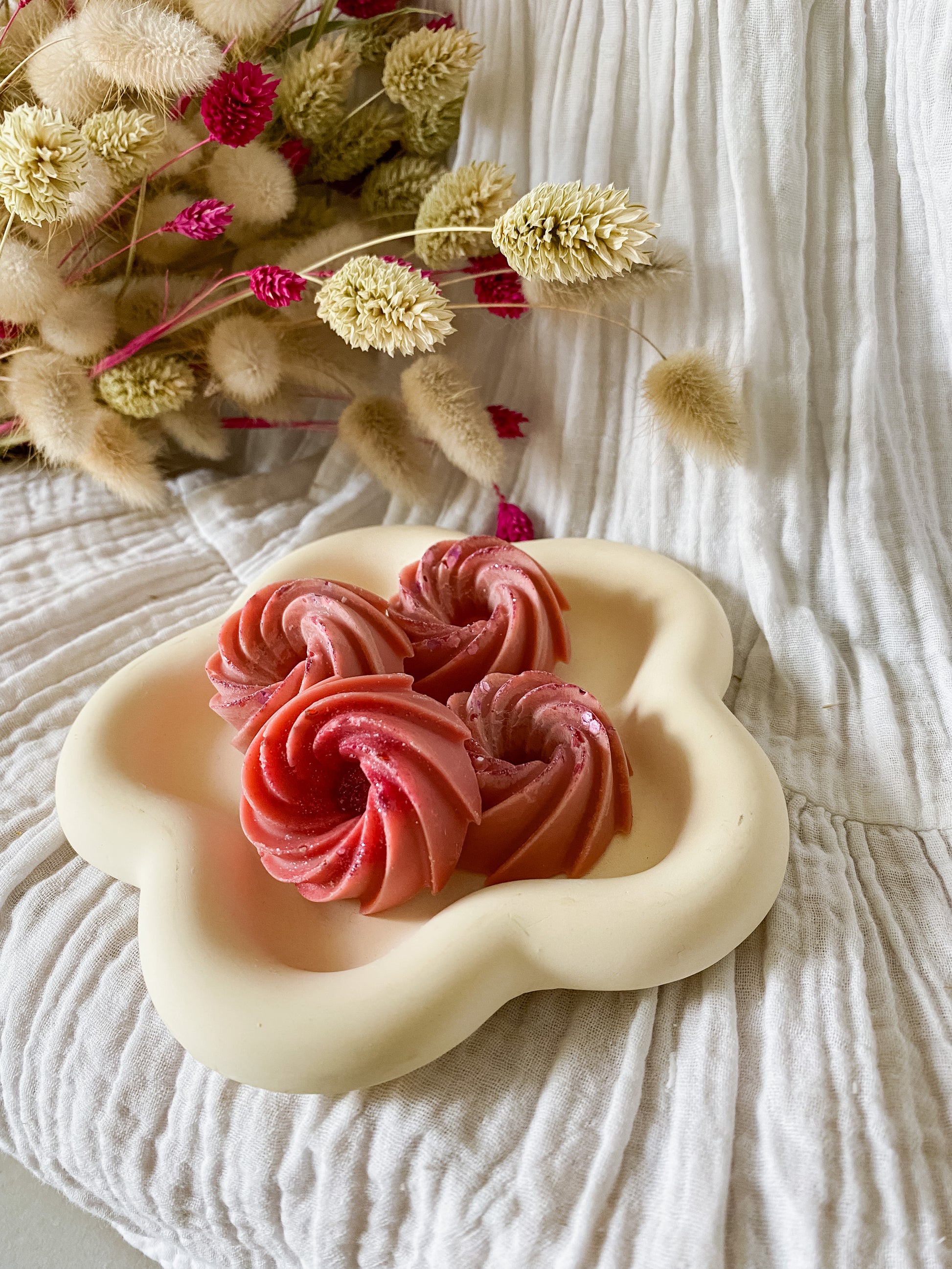 Fondants parfumés Caramel beurre salé - en cire végétale de soja, cire vegan, biodégradable et sans danger pour la peau ni les animaux. Réalisé à la main par The sweet harmony, marque de décoration artisanale écoresponsable, éthique et française. 