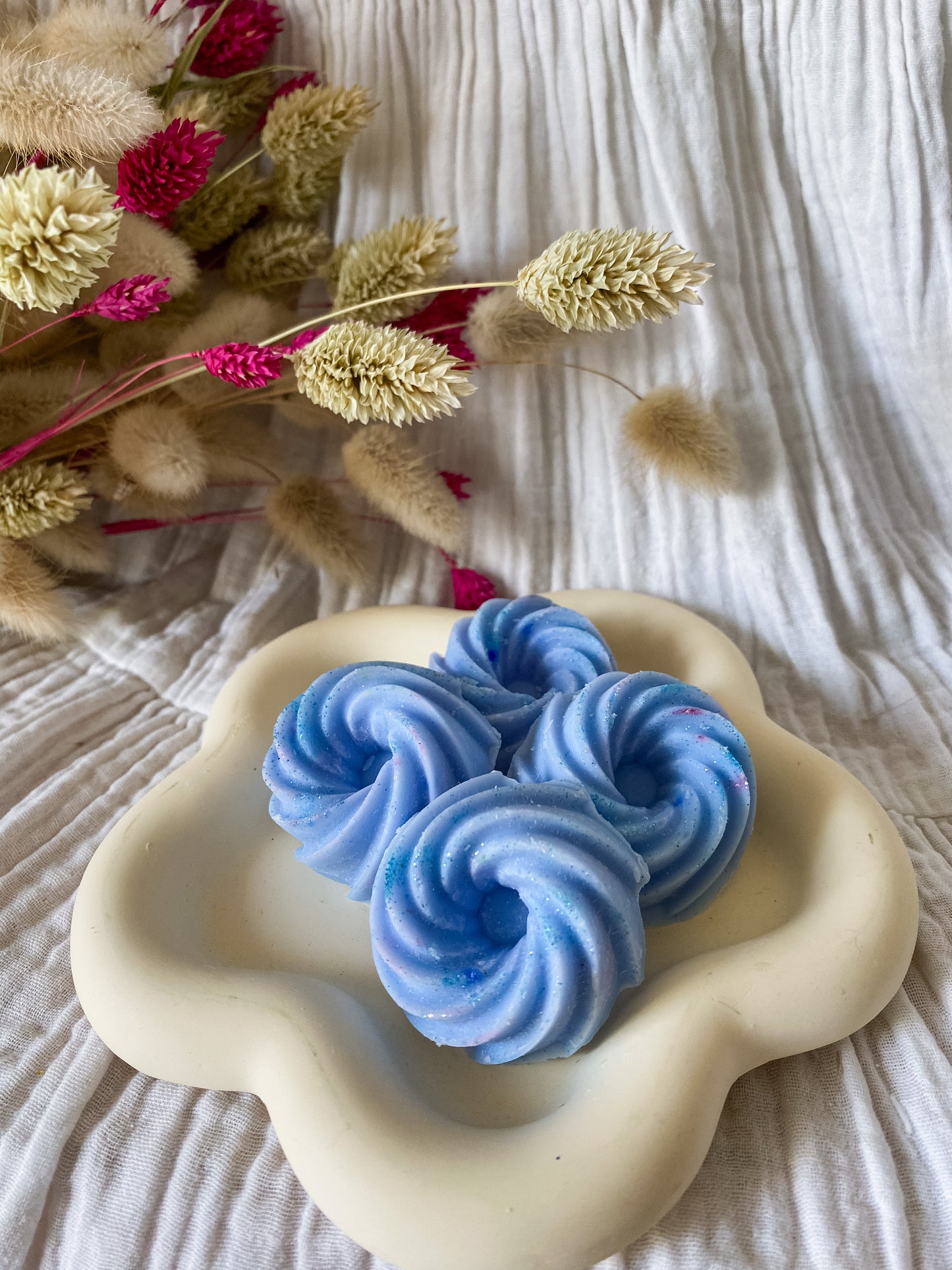 Fondants parfumés Fleurs de coton - en cire végétale de soja, cire vegan, biodégradable et sans danger pour la peau ni les animaux. Réalisé à la main par The sweet harmony, marque de décoration artisanale écoresponsable, éthique et française. 