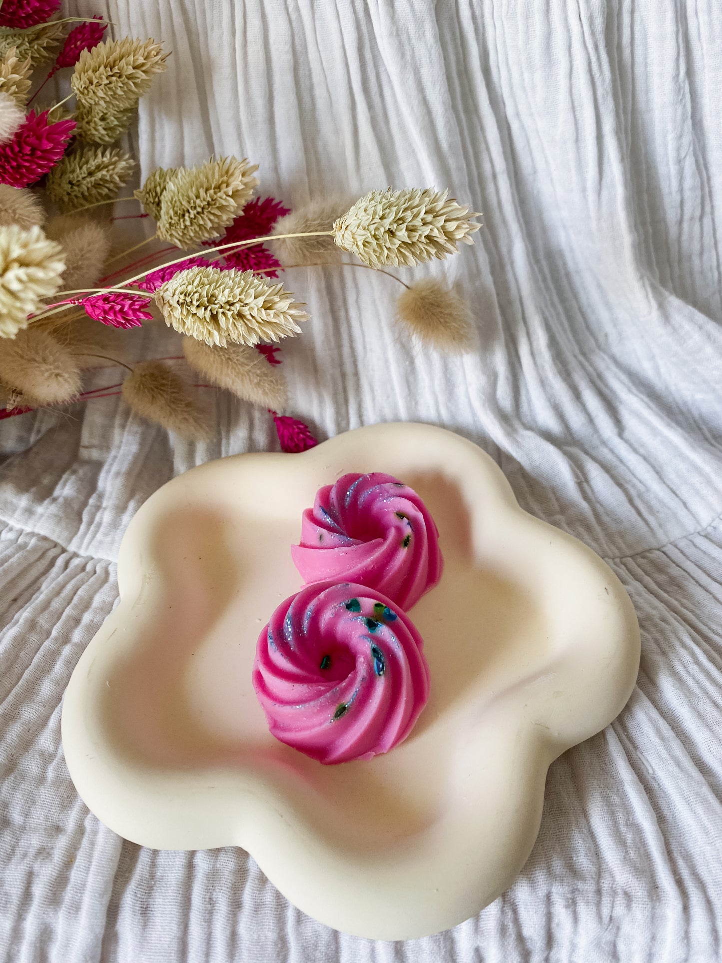 Fondants parfumés Rose - en cire végétale de soja, cire vegan, biodégradable et sans danger pour la peau ni les animaux. Réalisé à la main par The sweet harmony, marque de décoration artisanale écoresponsable, éthique et française. 