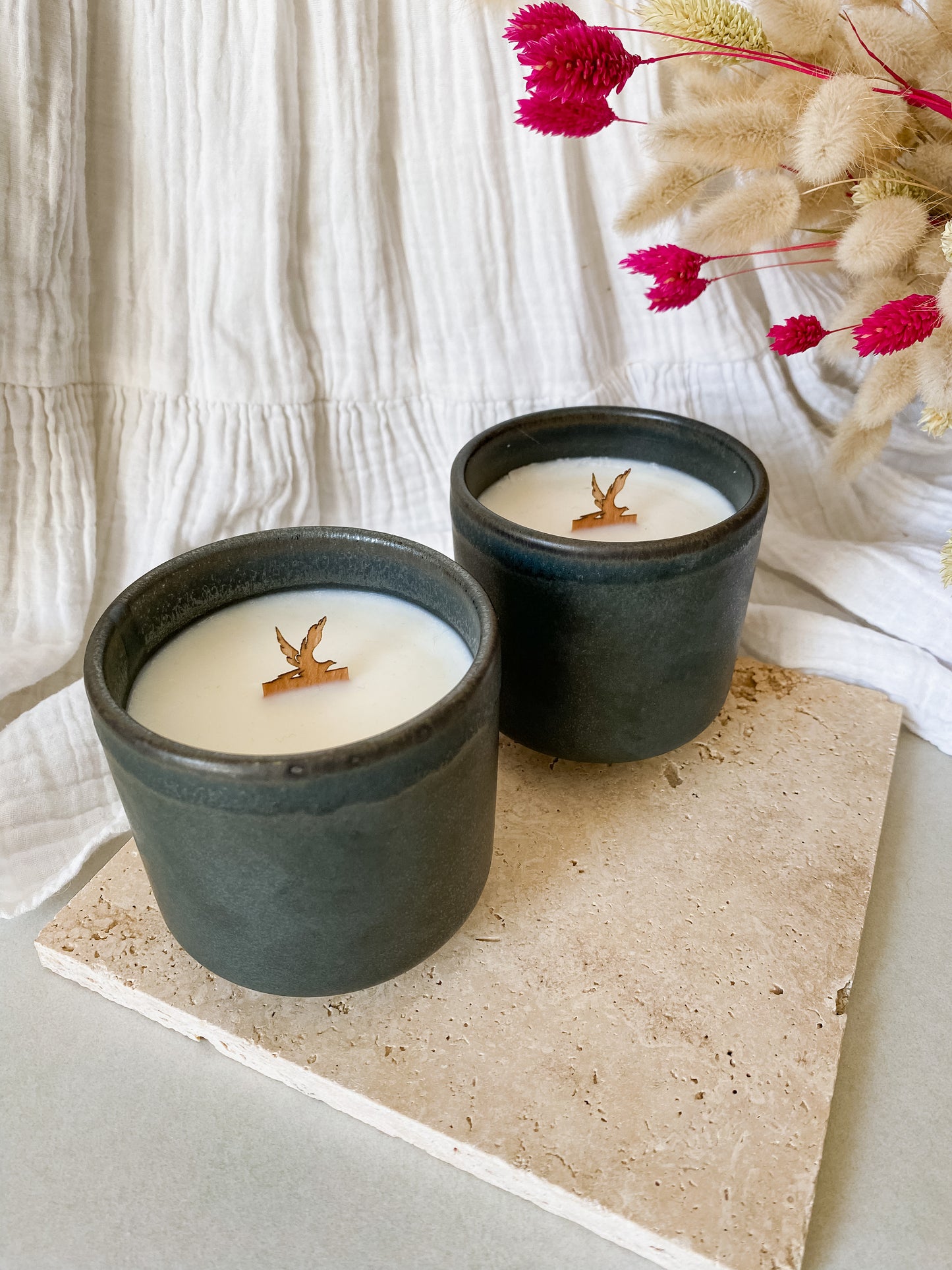 Bougie en contenant tasse noir- décoré de fleurs séchées, mèche en bois en forme oiseau colombe, cire végétale de soja, cire vegan, biodégradable et sans danger pour la peau ni les animaux. Réalisé à la main par The sweet harmony, marque de décoration artisanale écoresponsable, éthique et française. 